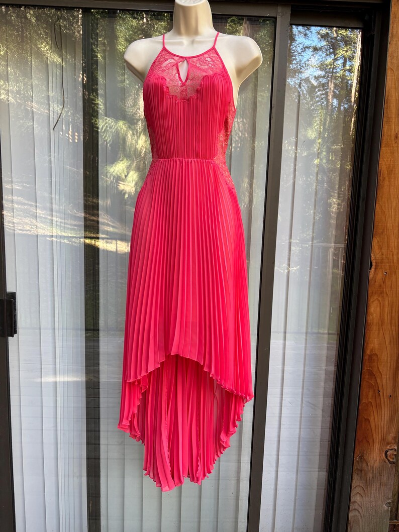 Puede incluir: Un juego de tres tazas de cer&aacute;mica con un acabado mate moteado. Las tazas son de color crema, gris claro y gris oscuro. Cada taza tiene un dise&ntilde;o simple y minimalista y un asa redondeada.