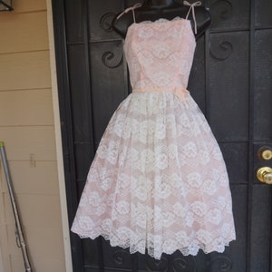Vestido de fiesta corto de tul con capas de encaje rosa pastel de los años 50, con cremallera metálica en la espalda, talla pequeña.