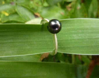 Anillo de plata, perla de agua dulce negro