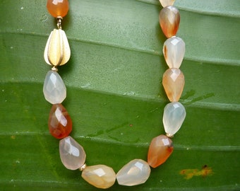 Collar de Carnelian con hebilla de oro