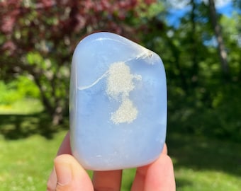 Chalcedoonmodel in vrije vorm: gepolijst chalcedoonkristal