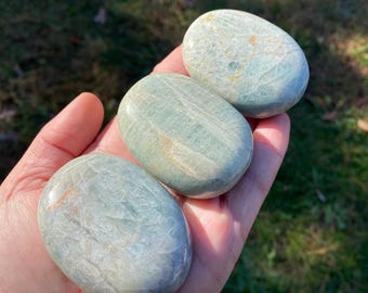 Aquamarine Palm Stone - One (1) Aquamarine Palm Stone
