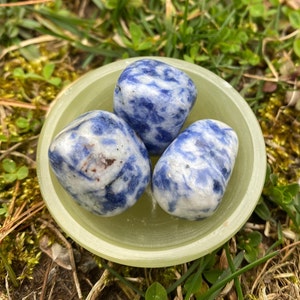 2” Onyx Dish and Sodalite Tumbled Crystals - Crystal Bowl Tumbled Set