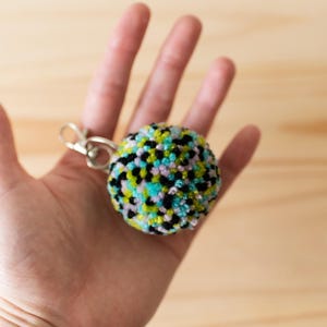 Portachiavi con moschettone e pompon personalizzato / Solido, maculato o macchiato / Borse, cordini, chiavi e regali