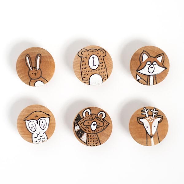 Perillas para guardería con forma de animales del bosque: oso, ciervo, mapache, conejo, búho y zorro pintados a mano