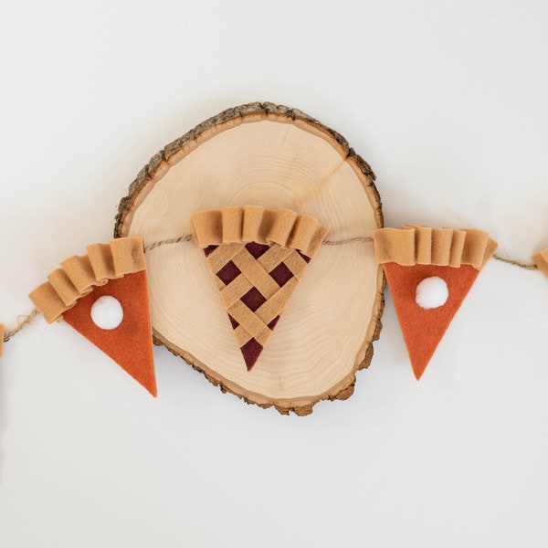 Bannière de tarte de Thanksgiving avec des drapeaux de tarte aux baies et à la citrouille avec des pompons