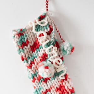 Mini colgante de pared con nombre de alambre tejido personalizado para dormitorio de niños y bebés, regalos de cumpleaños personalizados, etiqueta de regalo para calcetín navideño