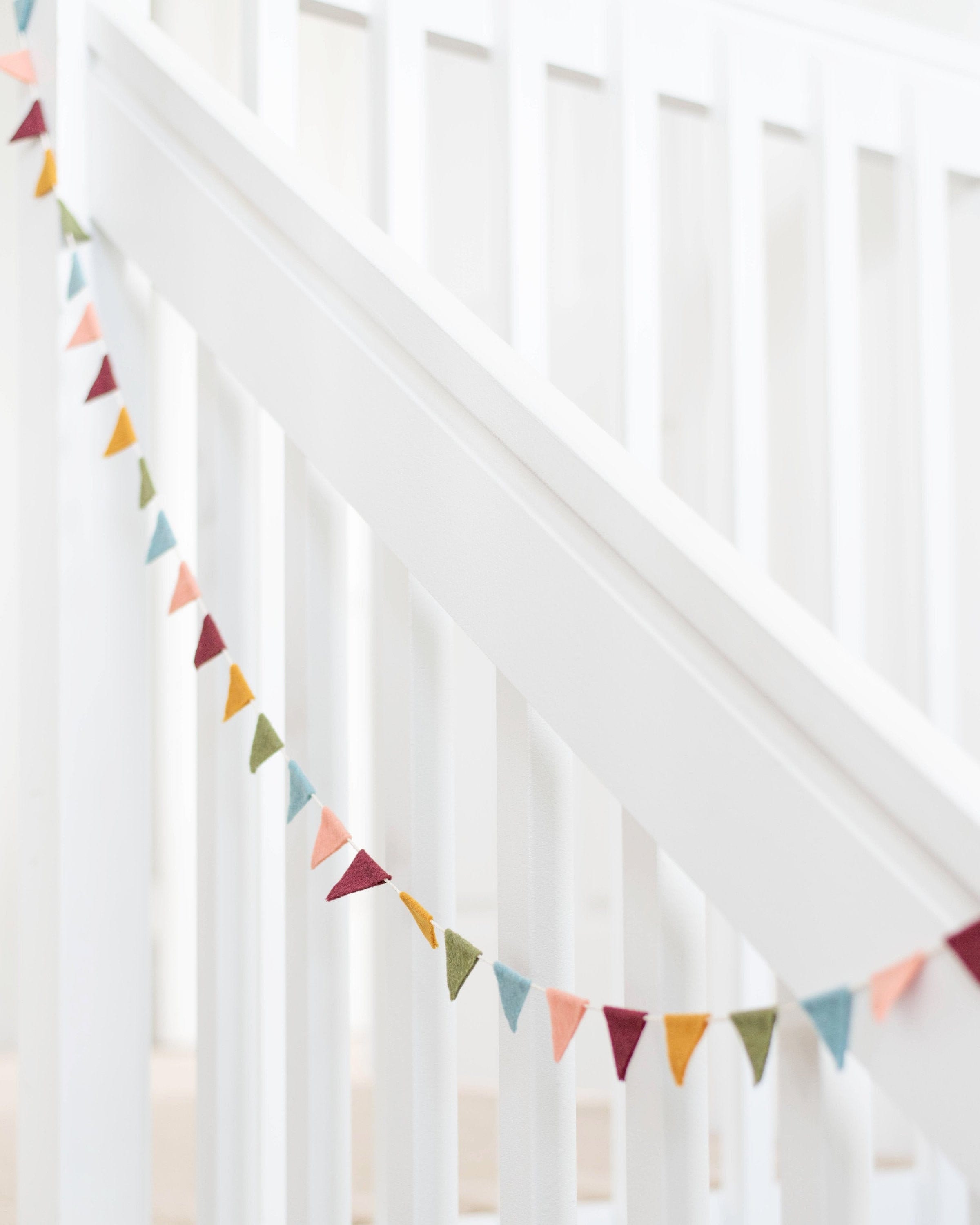 カスタムカラーのミニ三角フェルトフラッグガーランド | 保育園