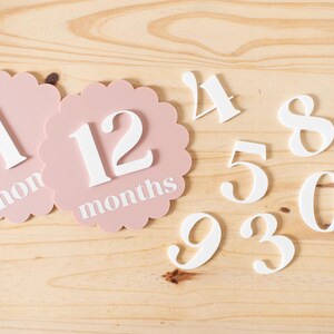 Ausgebogter Kreis Acryl austauschbare monatliche Meilensteinmarker | Neugeborenen Geschenk Babyparty | 1 Monat-1 Jahr Meilenstein Marker Photo Prop Bild 8