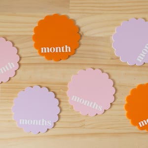 Ausgebogter Kreis Acryl austauschbare monatliche Meilensteinmarker | Neugeborenen Geschenk Babyparty | 1 Monat-1 Jahr Meilenstein Marker Photo Prop Bild 12