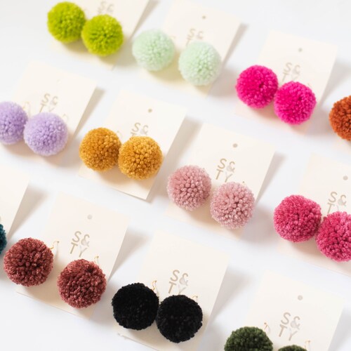 Boucles d'oreilles pompons personnalisées | Pendentifs bohèmes pour femme et enfant | Plusieurs couleurs et styles