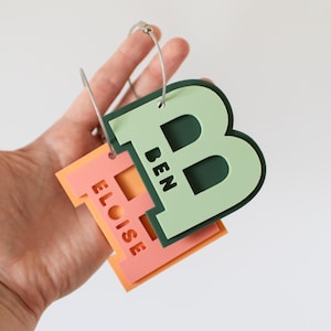 Llavero acrílico personalizado con inicial de nombre y letra universitaria. Regalo para niños, regalo de regreso a clases.