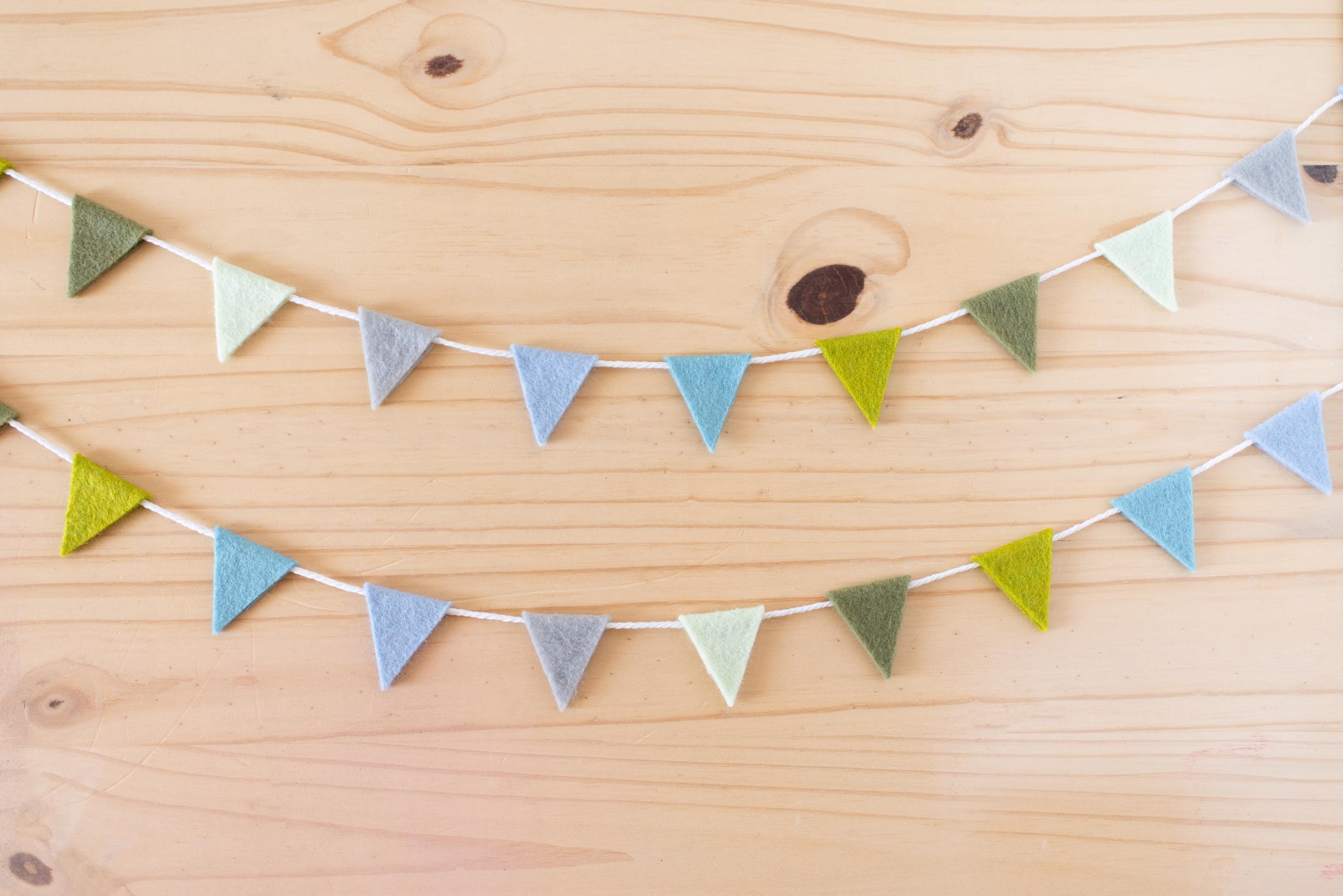 カスタムカラーのミニ三角フェルトフラッグガーランド | 保育園