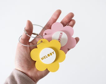 Personalisierte Gänseblümchen Name Taschenanhänger Acryl Schlüssel | Personalisierter Schlüsselanhänger, Individueller Name Buchstabe Schlüsselanhänger, Schulanfang, Individuelles Kindergeschenk