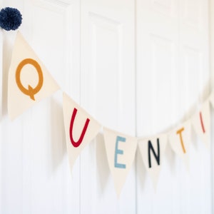 Bandera de fieltro personalizada extragrande con nombre y pompones para dormitorio de niños y bebés, decoración de fiestas, regreso a clases, campamentos y negocios.
