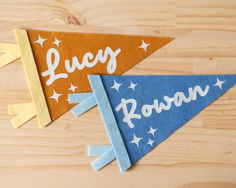 Drapeau en feutre fanion avec nom personnalisé | Décoration cadeau pour chambre d'enfant et nouveau-né pour la rentrée des classes | 11 x 8 po de long | Choisissez votre police et vos couleurs