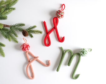 Adorno de alambre de punto personalizado con inicial y pompón / Adorno para árbol de Navidad / Regalo de Navidad personalizado