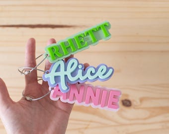 パーソナライズされた名前入りアクリルバッグタグ | 新学期、バックパックキーホルダー | 色とフォントをお選びください