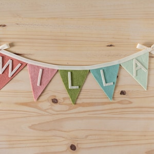 Bandera triangular de fieltro con nombre personalizado y lazo en el borde. Ideal para dormitorio de niños y bebés, decoración de fiestas, regreso a clases y graduación.
