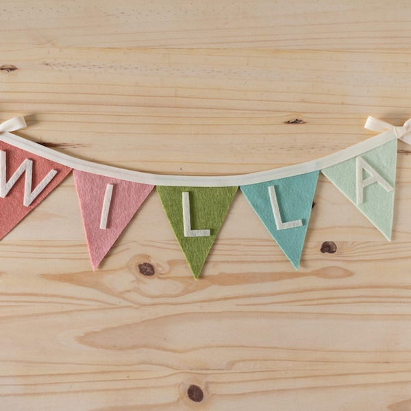 Gepersonaliseerde naam vilten driehoek vlagbanner met strik rand |  Kinder- en babykamer, feestdecoratie, terug naar school en afstuderen
