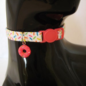 Katzenhalsband - Vanilla Candy Sprinkles mit einem rosa Donut Anhänger - Sicherheitshalsband für Ihre spezielle Katze