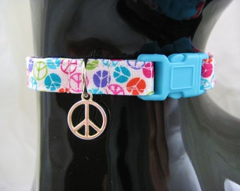 Katzenhalsband mit bunten kleinen Peace Zeichen in Blau oder Pink und Peace Zeichen Anhänger