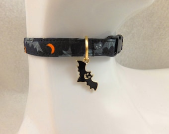 Katzen Halsband - Schwarz mit Grauen Fledermäusen und Orange Monde mit Fledermaus oder Mond Anhänger - Halloween Sicherheit Halsband und Anhänger für Ihre Spezielle Miezekatze