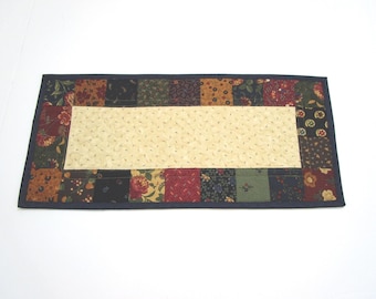 Runner da tavola trapuntato con ritagli di stoffa: tovaglietta rustica fatta a mano (21 x 46 cm)
