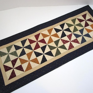 Handmade Pinwheel Quilted Table Runner: Country Decor (16 1/2 x 42 inches)