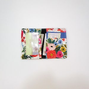 Cartera pequeña, cartera minimalista, cartera de bolsillo, cartera vegana floral de Rifle Paper Co.
