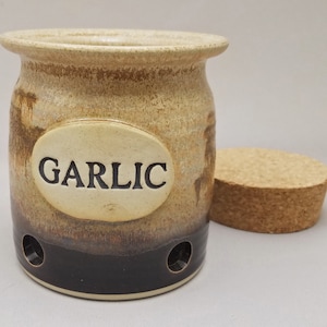 GARLIC CROCK, Ceramic Garlic Keeper, Pottery Garlic Jar, Garlic Pot, Garlic Container, Kitchen Storage, Wheel Thrown Housewarming Gift