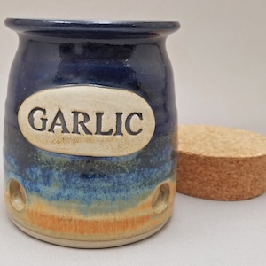 GARLIC KEEPER, Ceramic Garlic Holder, Garlic Lover Pot, Garlic Container, Pottery Garlic Jar, Kitchen Storage Wheel Thrown Housewarming Gift