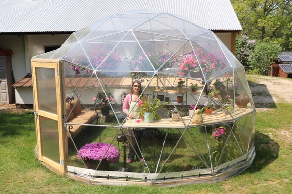 Un invernadero en la forma de un domo geodésico Fotografía de stock - Alamy