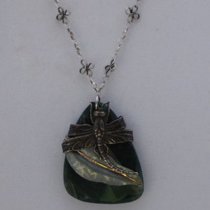Collier de libellule à feuilles moussues