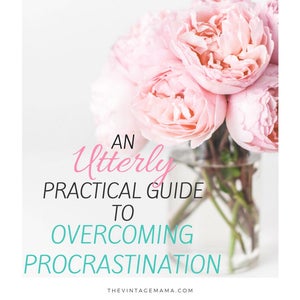 Könnte beinhalten: Ein Strauß rosa Pfingstrosen in einer durchsichtigen Glasvase mit dem Text "An Utterly Practical Guide to Overcoming Procrastination" und der Website "thevintagemama.com".