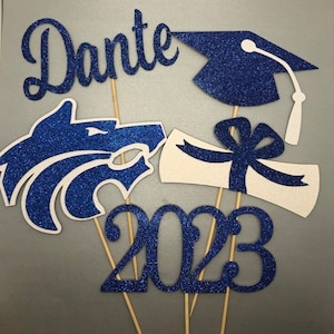 Juego de 5 palitos para centros de mesa de graduación, con logotipo y nombre personalizados, birrete, diploma, año, decoraciones de graduación, palitos de papel con purpurina para decoración de fiestas
