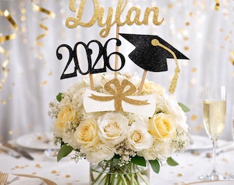 Palitos decorativos personalizados para centros de mesa de graduación / Adornos con purpurina para nombre, birrete y diploma (Juego de 4)