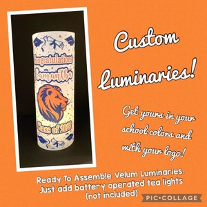 以下が含まれることがあります： 青とオレンジのライオンのロゴ、テキスト「Congratulations Samantha Class of 2023」、そして金色の紙吹雪が描かれた白い円筒形のルミナリー。組み立て済みで、電池式ティーライト（別売）が必要です。