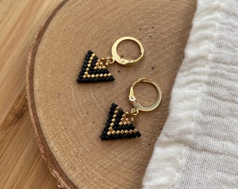 Delicate triangle earrings NOIR made of Miyuki Delica beads, black, gold, matte or glossy, Japanese glass beads, stud earrings, hoop earrings