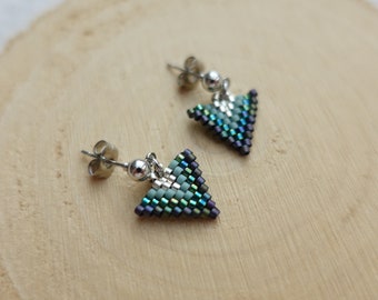 Filigree triangle earrings made of Miyuki Delica beads, green silver black, geometric, silver/gold ear studs/hoops