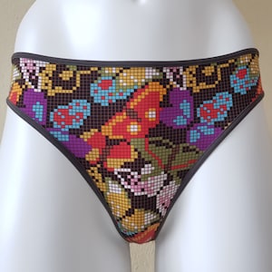 Grafische string met bandjes aan de achterkant • Pixelprint • Y2K statement-lingerie • Marlies Dekkers • Maat L
