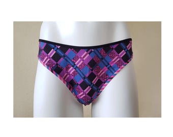 Gothic Riemen-Tanga • Grafischer Karo-Druck • Statement Dessous • Cut-Out Rücken • Marlies Dekkers • Größe XL