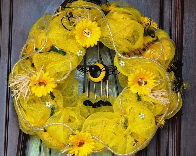Bumble Bee Wreath, Bumble Bee Wind Chime Spring Wreath, Outdoor Wreath, Wind Chime Wreath