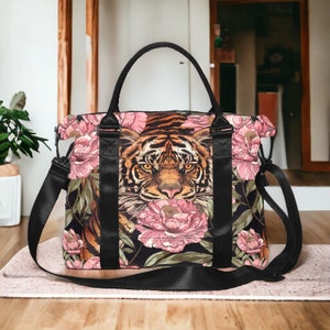 Bolsa de trabalho de viagem Maximalist Tiger Pink Peony, mochila de avião sob a cadeira da companhia aérea, bolsa de fraldas floral para fim de semana com manga para carrinho
