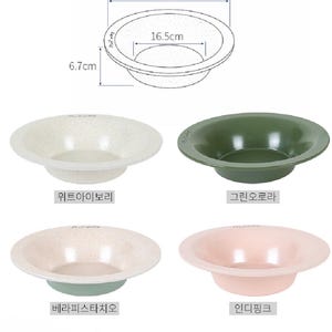 Puede incluir: Juego de cuatro sartenes poco profundas en marfil, verde, pistacho y rosa. Cada sart&eacute;n tiene aproximadamente 31 cm de di&aacute;metro y 6,7 cm de profundidad. La imagen incluye un diagrama con medidas y fundas de silicona.