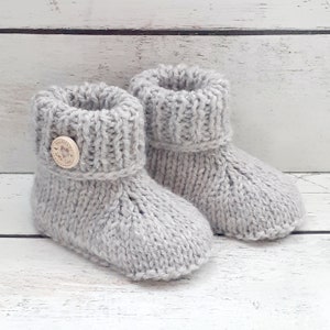 Chaussons pour bébé fille ou garçon, chaussons en laine réalisés au tricot, chaussons avec bouton en bois fantaisie, naissance 3 mois 6 mois image 6