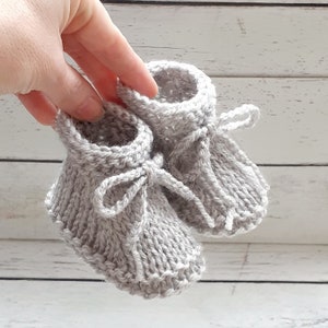Chaussons cozy en laine avec lacet à nouer pour bébé fille ou garçon réalisés au tricot fait main, naissance 3 mois 6 mois Gris clair