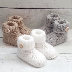 Chaussons pour bébé fille ou garçon, chaussons en laine réalisés au tricot, chaussons avec bouton en bois fantaisie, naissance 3 mois 6 mois image 8