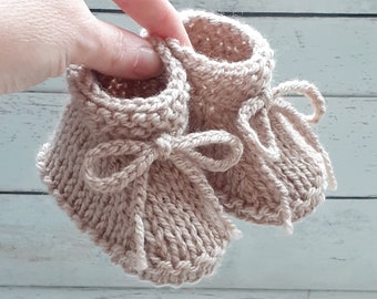 Chaussons cozy en laine avec lacet à nouer pour bébé fille ou garçon réalisés au tricot fait main, naissance 3 mois 6 mois