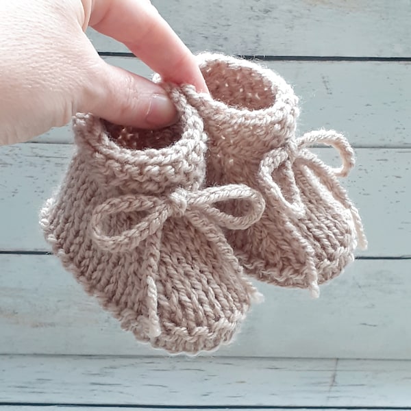 Chaussons cozy en laine avec lacet à nouer pour bébé fille ou garçon réalisés au tricot fait main, naissance 3 mois 6 mois